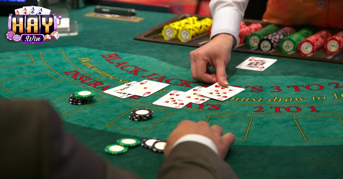 Hiệu ứng ánh sáng làm nổi bật kết quả và tổng điểm trên bàn Blackjack